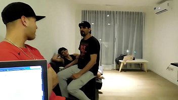 私の老人が買い物に行ったら、継母が私に激しくセックスさせました...