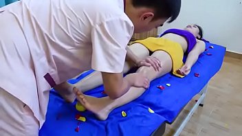 熱い日本の女の子はセクシーなマッサージを受けて、FUCKED2を取得します