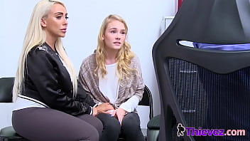 熱いブロンドの万引き犯の熟女は、カメラで彼女の継娘と一緒に逮捕されます。