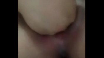 その金持ちはパート2を自慰行為します彼は彼の4本の指を置きます