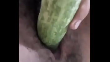 私は97ページでキュウリで自慰行為をしています