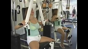 彼女の巨大な自然のおっぱいを行使