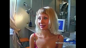 スキニーブロンドは3人の男とアナルセックスを取り、絶頂を食べる