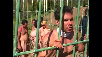 サルの惑星の屋外の檻の中で若い赤毛が小さなおっぱいフリックシャグウェルと男とセックスする