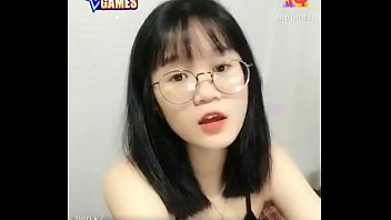 Upliveでメガネをかけた可愛い女の子のライブストリーム