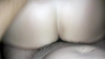 私の妻は巨大なお尻を持っています、彼女が私の友人を吸っている間、私は私のいたずらな妻のお尻でリットルを楽しんだ