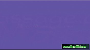 ステファニーケインはマッサージの前に彼女のクライアントにシャワーを浴びます