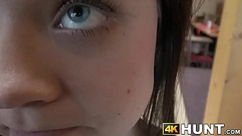 ブルネットはボウリング場で現金のために彼女のボーイフレンドをだまします