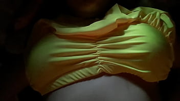 黄色いビキニ、おっぱいを大きくするのを手伝ってくれませんか？