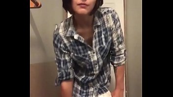 彼女の尻を見せびらかす恥ずかしがり屋の小柄なベイブ