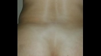 彼女の夫を与えて、それが2のためになるだろうと言っている小さな雌犬の妻