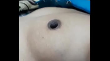 おっぱいを見せているおばさん