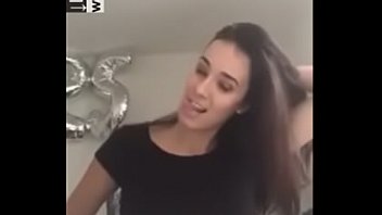 彼女の小さなひもを見せている美しい
