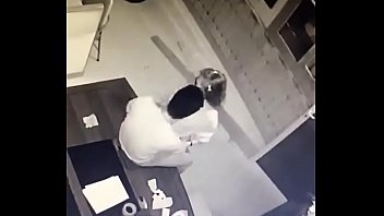 ベトナムのハイフォンにある台湾の化学工場の副部長は、副部長のデスクでベトナム人の女の子と直接やり取りしています。