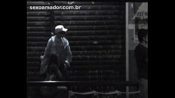 路上バス停で相手にオーラルセックスをする女性