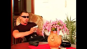 ゴージャスなフワフワしたジーナキルマーが巨大なダングラーから絶頂