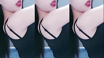 中国の女の子はお尻とおまんこを振るためにダンスを踊る