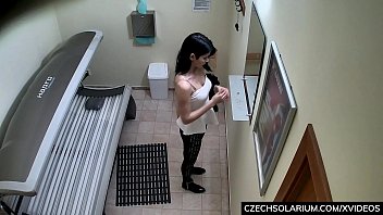 盗撮ティーンレディは彼女の猫をこすります