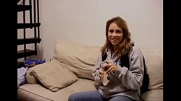 かろうじて合法的な完璧さを振り回すブリトニーは釘付けになる