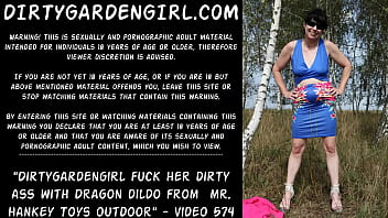 Dirtygardengirlはミスターからのドラゴンディルドで彼女の汚いお尻をファックします。ハンキーおもちゃ屋外