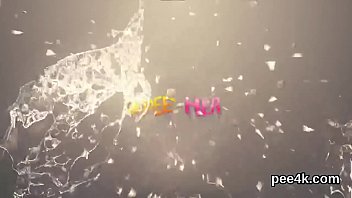 絶妙な湯たんぽは彼女の広がった猫を暖かいおしっこと潮吹きでいっぱいにします