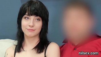 辛い子猫が痛みを伴う治療のために尻穴の亡命に連れて行かれる