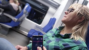 電車の中で私のオーガズムをリモートコントロール