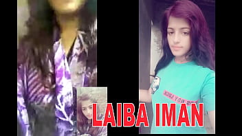 LAiba imanは今シャワーを浴びて、彼氏と一緒にバスルームで彼女の体を見せています