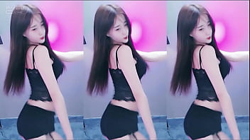 中国の女の子は黒いレースのトップスではしごをジャンプします