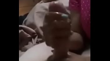 高校から家に帰ってストレスを感じ、おばあちゃんにリラックスするのを手伝ってくれるよう頼む