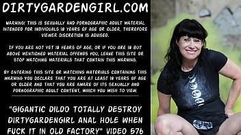 彼女が放棄された工場でそれに乗るとき、巨大なディルドはDirtygardengirlの肛門の穴を完全に破壊します