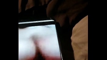 みんなのために彼女のおっぱいを振るジャムジャム