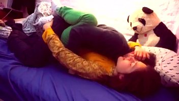 私は家に帰って、私のガールフレンドがすべて濡れているのを見つけます。何が起こるか見てください、、、
