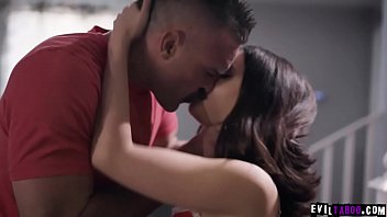 ジェーンワイルドは、性交を取得する十代のいじめっ子です。彼の娘をいじめた後、彼女の父親のクラスメートと一緒に。彼女は今、彼女のクラスメートを再びいじめないように彼女のレッスンを学びました。