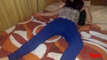 彼女は寝ていて、パーティーの後私は彼女を虐待しました