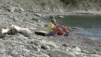 旅行-ブロガーはヌーディストに会った。ブルガリアのビーチでの公共フェラ。 RoleplaysCouples