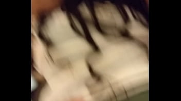 パーティー中に彼氏をこっそりと犯し、アルゼンチン人がベネズエラのチンポを好むほど彼女のお尻を動かす金持ち