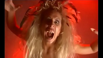 見事な美しさの形をした3つの地獄の悪魔ライアン・コナー、ジェシカ・ドレイク、ゾーイは、彼のクロテン陛下と取引するために長髪の仲間を作らなければなりません