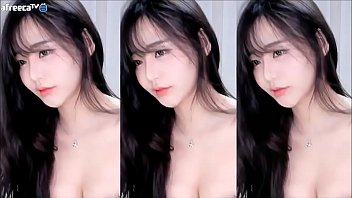 韓国の女の子が踊り、トップレスのスカートのボタンを吹き飛ばします