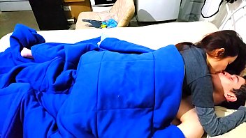 セックスをしている面白いカップルは中出しで終わる
