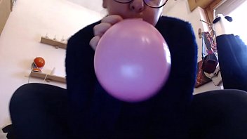 これらのカラフルな風船はあなたのお母さんをとても角質にするので、彼女はかつてないほどそれらに潮吹きします