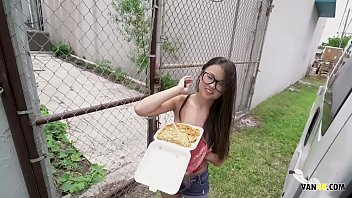 移動するバンでお金と食べ物のために犯されたアジアのスピナールルチュー