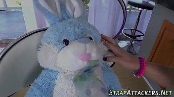 ストラップオンクソ娼婦は黒いお尻を釘付け