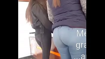 私のガールフレンドは、彼らがピザ屋で彼女に仕えている間、彼女を記録するように私に頼みます、そして、私が彼女の美しいナルゴタをもっと見ることができるように彼女は近づきます。