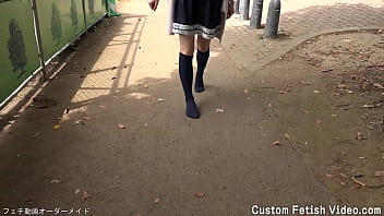 女の子は靴を履かずに靴下だけで土や砂の道を歩く