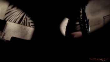 Soumis masqué en laisse avec sa maîtresse sadique - POV