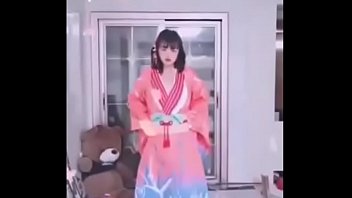 中国のホットな美しいが裸で自慰行為をする
