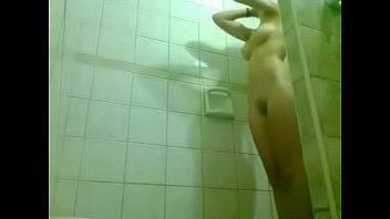 彼女はシャワーを浴びている間彼女のボーイフレンドのために自分自身を撮影します