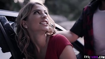 クリステン・スコットの車が道路の真ん中で壊れて、見知らぬ人が彼女を助けて、見返りに彼女の十代の猫とセックスしました。