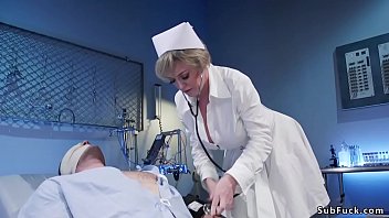 巨乳熟女看護師が男性患者を支配